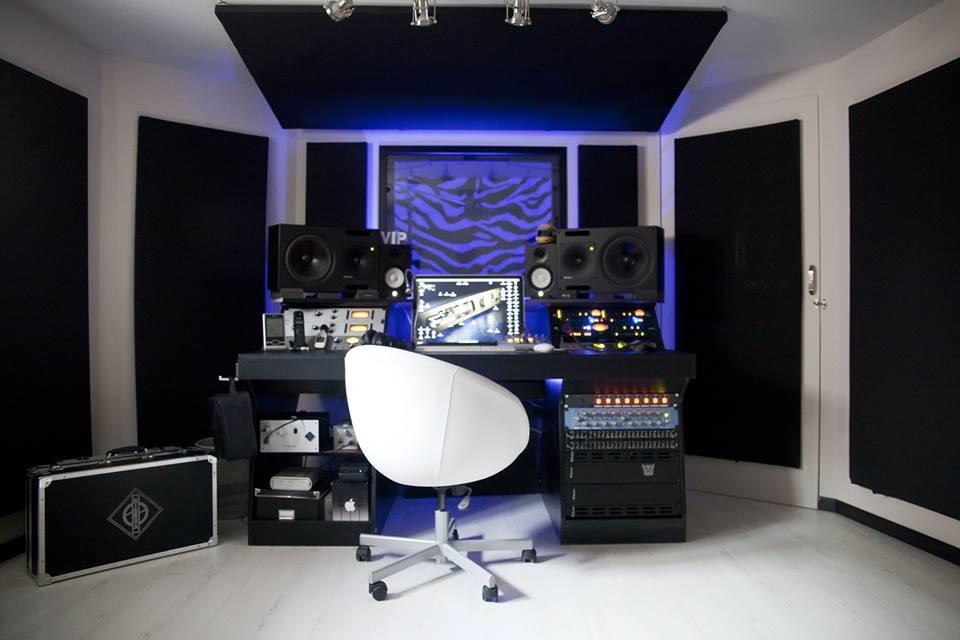 Купить хорошую студию. JBL для студии звукозаписи. Speakers студия звукозаписи Klipsch. Студия звукозаписи Стаса Намина. Акустическая система для звукозаписывающей студии.