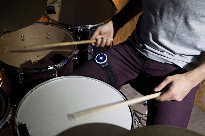 Soundbrenner Pulse - Body Strap example on drummer's leg