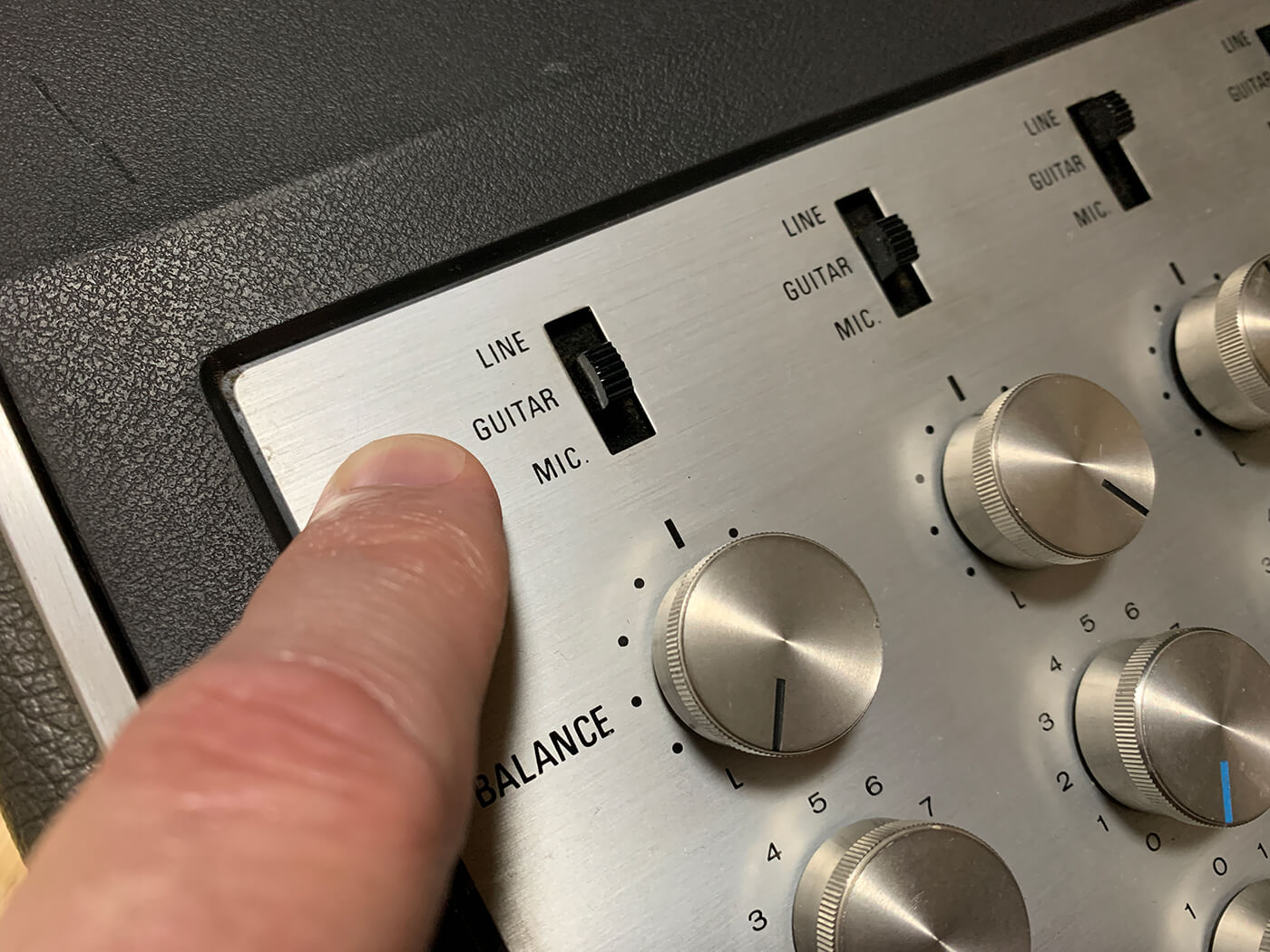 Analogue Sound With Vintage Mixer - Mixer