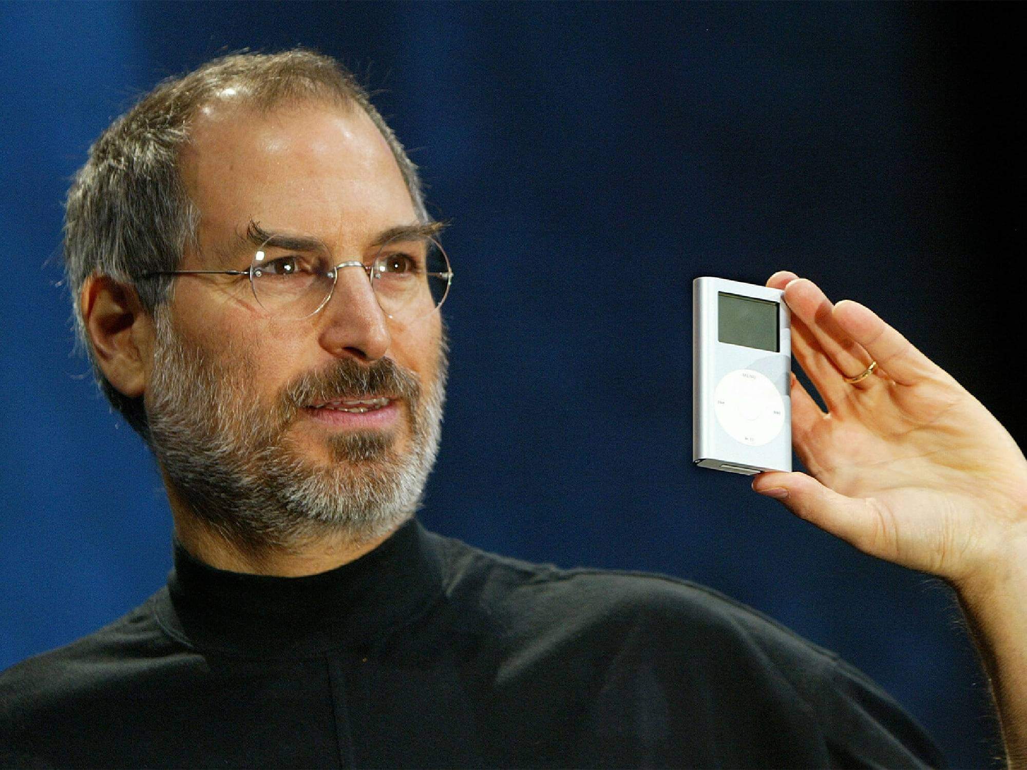 Steve Jobs with the iPod Mini in 2004