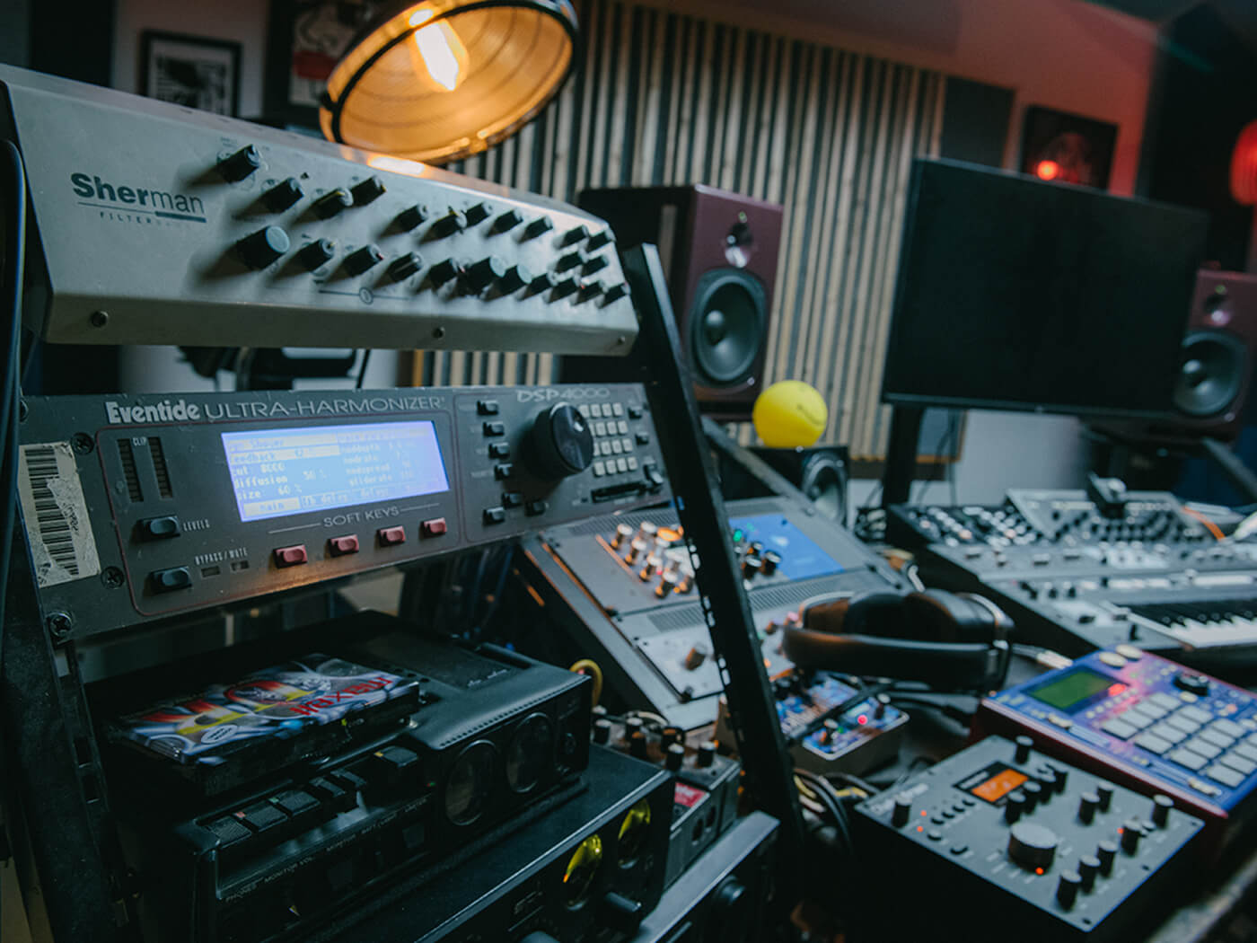 The Eventide DSP 4000 alongside other gear in the studio Voigtmann uses, photo by @Ginnypa