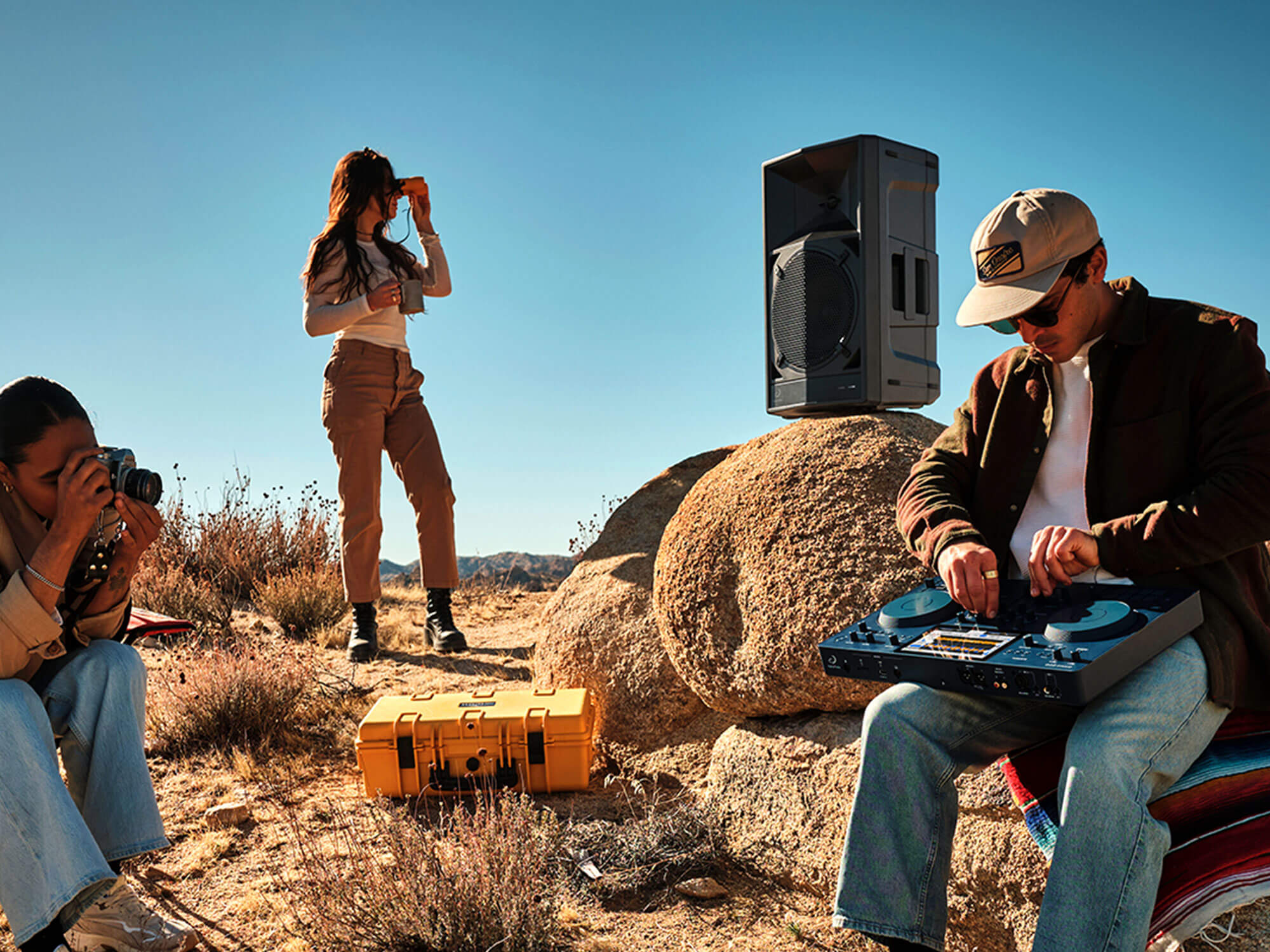 AlphaTheta Wave Eight speaker in the desert connected to the OMNIS-DUO DJ system