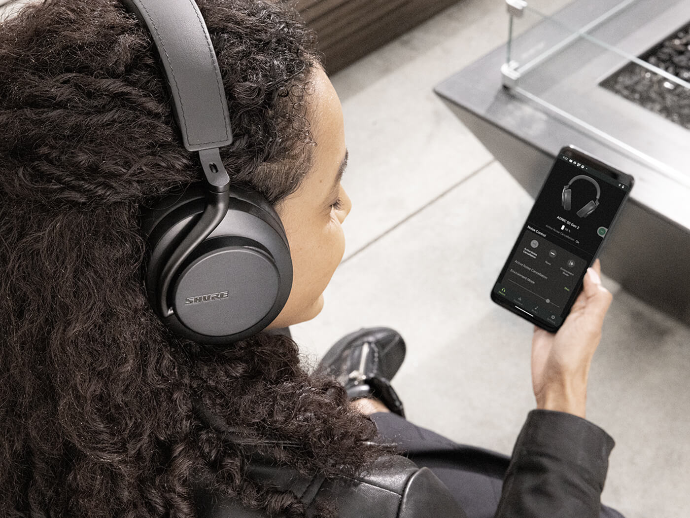 User controlling the Shure AONIC 50 Gen 2 headphones with the PLAY app